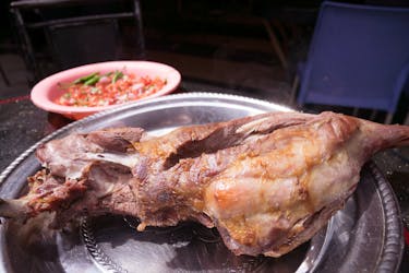 Keniaanse lunch of diner in restaurant Carnivore in Nairobi
